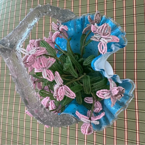 Art Glass basket with clear “drip” handle, crimped edge & beaded pink flowers. - Picture 7 of 12